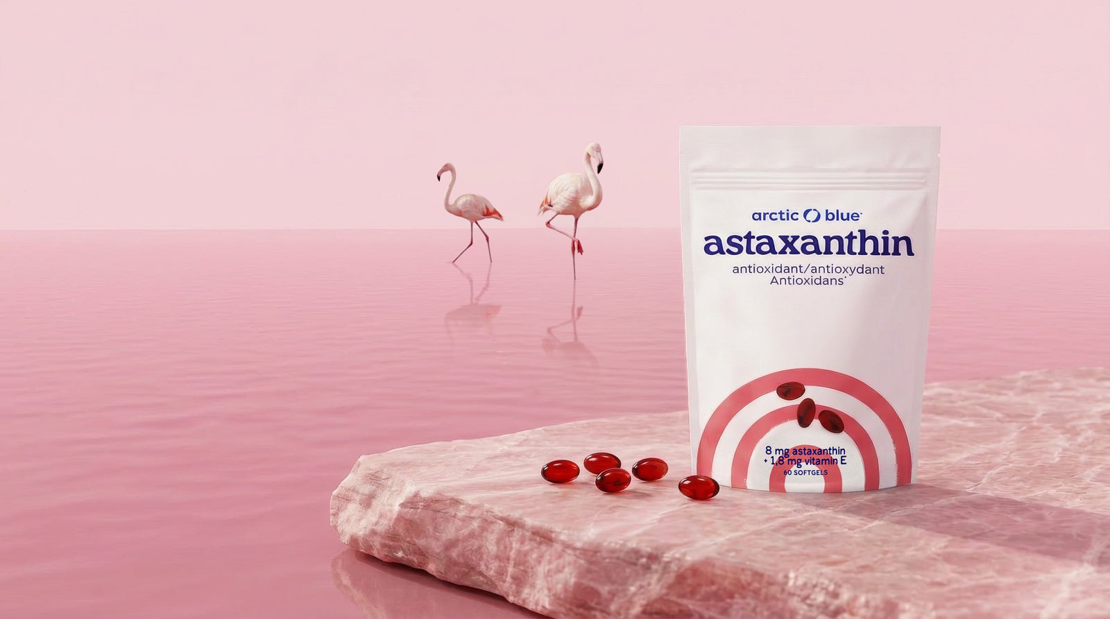 Zakje Arctic Blue astaxanthine met 8 mg astaxanthine en 1,8 mg vitamine E op een roze steen, met flamingo's in roze water op de achtergrond