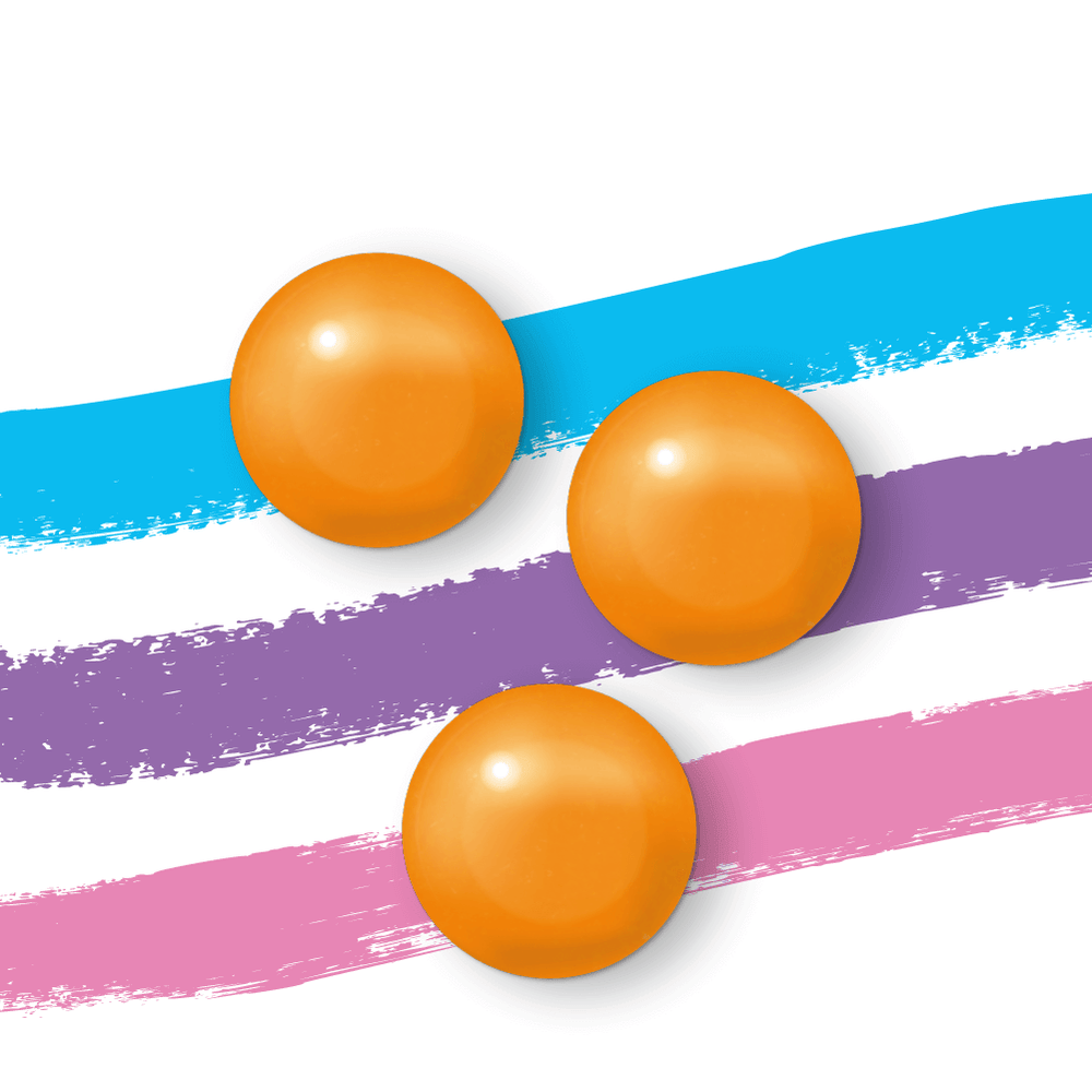 Drie losse oranje omega 3 gummies op gekleurde penseelstreken