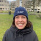Anisa van het Arctic Blue-adviesteam met een Arctic Blue-muts