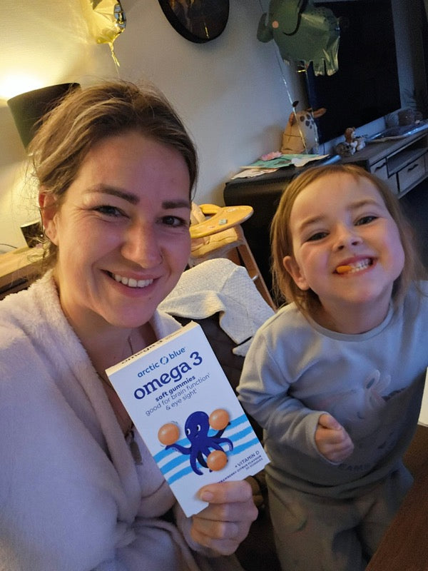 Charlotte van der Bom en haar dochter met een verpakking Arctic Blue omega 3 gummies