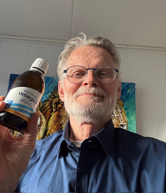 Ronald van der Meulen houdt een fles Arctic Blue omega 3 full spectrum visolie vast