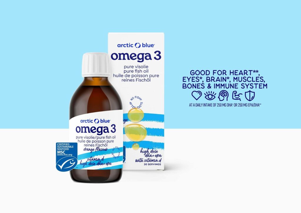 Fles en doos Arctic Blue omega 3 visolie met MSC-keurmerk, naast de claim good for heart, eyes, brain, muscles, bones and immune system
